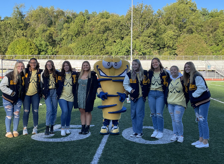 gales mascot with field hockey players